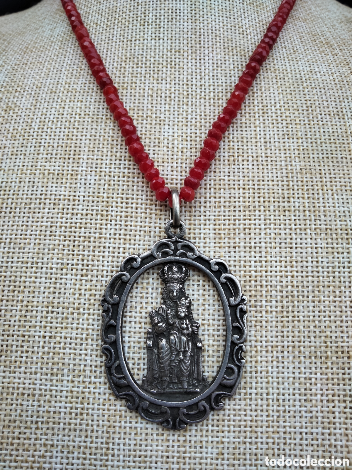 Oggetti Antichi: Collar colgante medalla antigua Virgen Santa Maria con el ni&ntilde;o Jes&uacute;s rom&aacute;nica