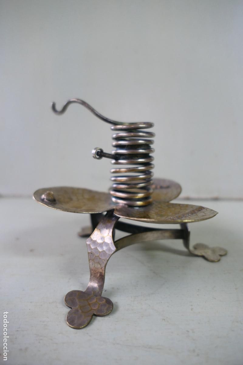 Antig&uuml;edades: Candelabro, portavelas. Arte Brutalisa o art Dec&oacute;. Omorfago.