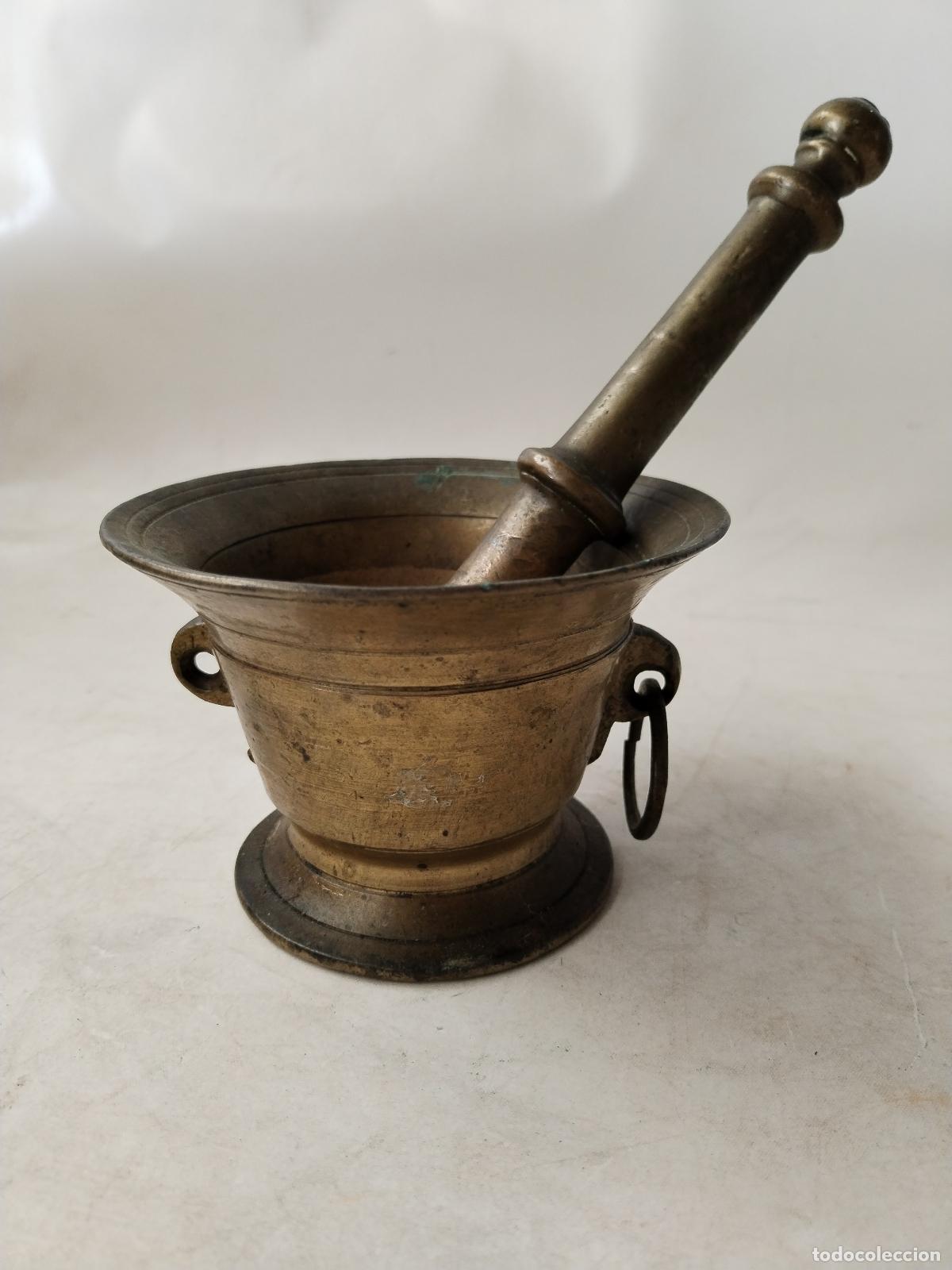 Antig&uuml;edades: antiguo almirez de bronce con anillas - Foto 2