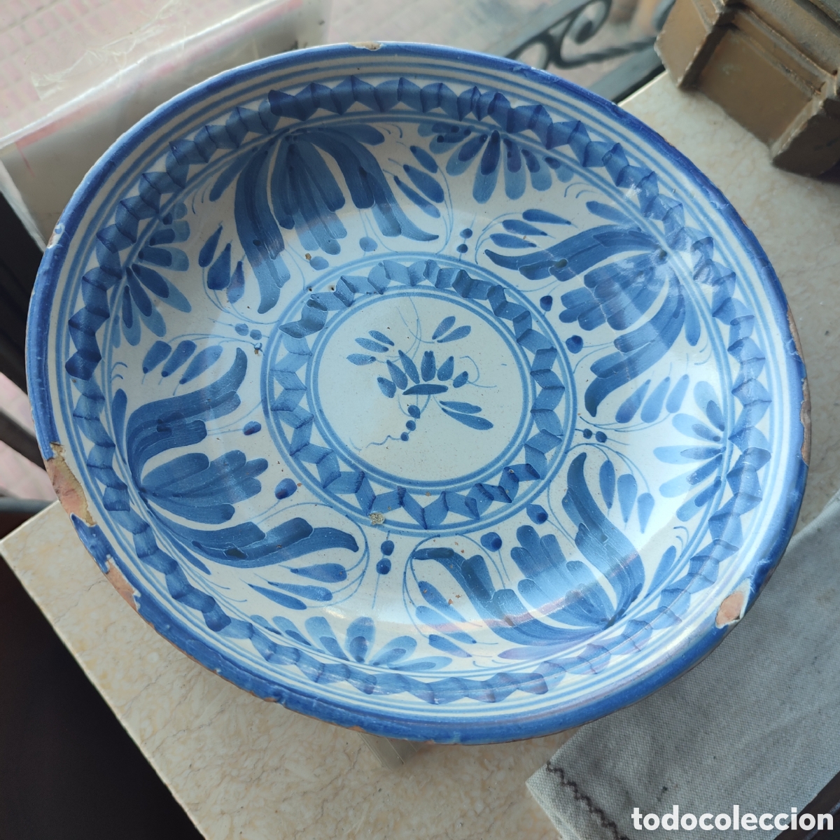 Antig&uuml;edades: Plato blanco y azul ,26 cm - Foto 3