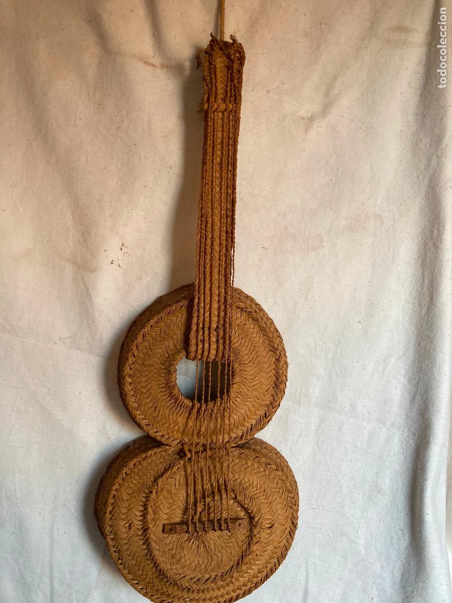 Antig&uuml;edades: Guitarra realizada artesanalmente con esparto pieza rara y curiosa, mide 103 x 12 fondo 40 di&aacute;metro