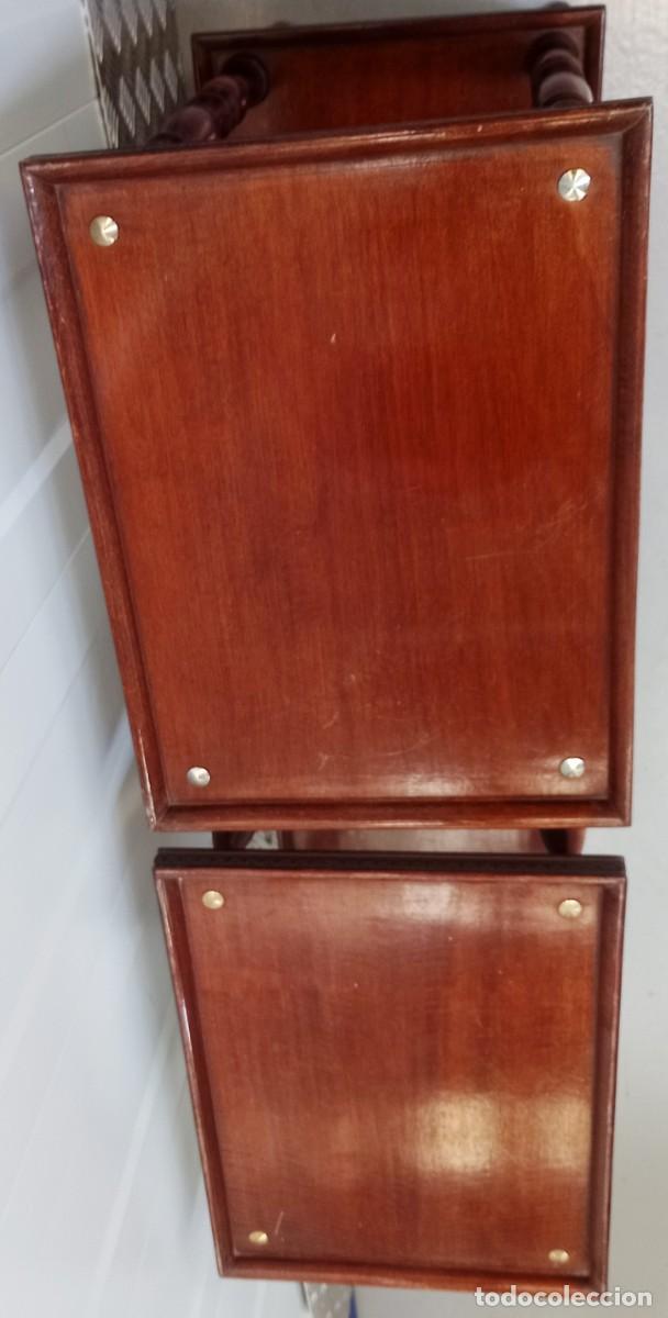Antig&uuml;edades: Par de mesitas de madera - Foto 2