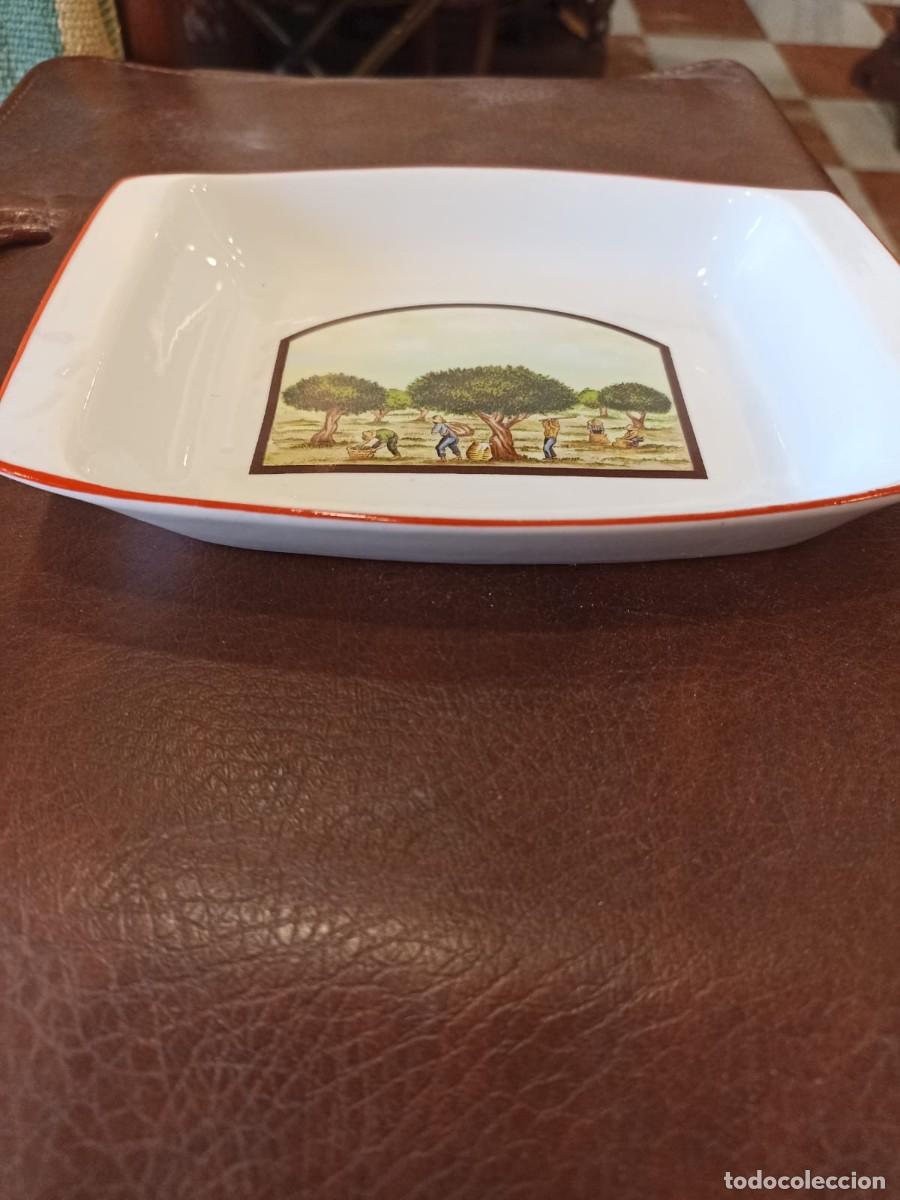 Antig&uuml;edades: Platito de ceramica imagen labrador - Foto 2