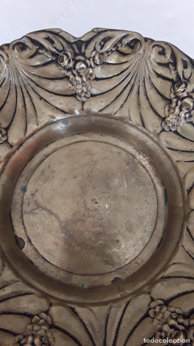Antig&uuml;edades: BANDEJA REDONDEADA DE METAL - Foto 3