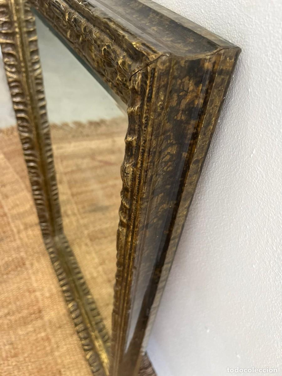 Antig&uuml;edades: Espejo biselado con marco de madera en lat&oacute;n cobreado. - Foto 4