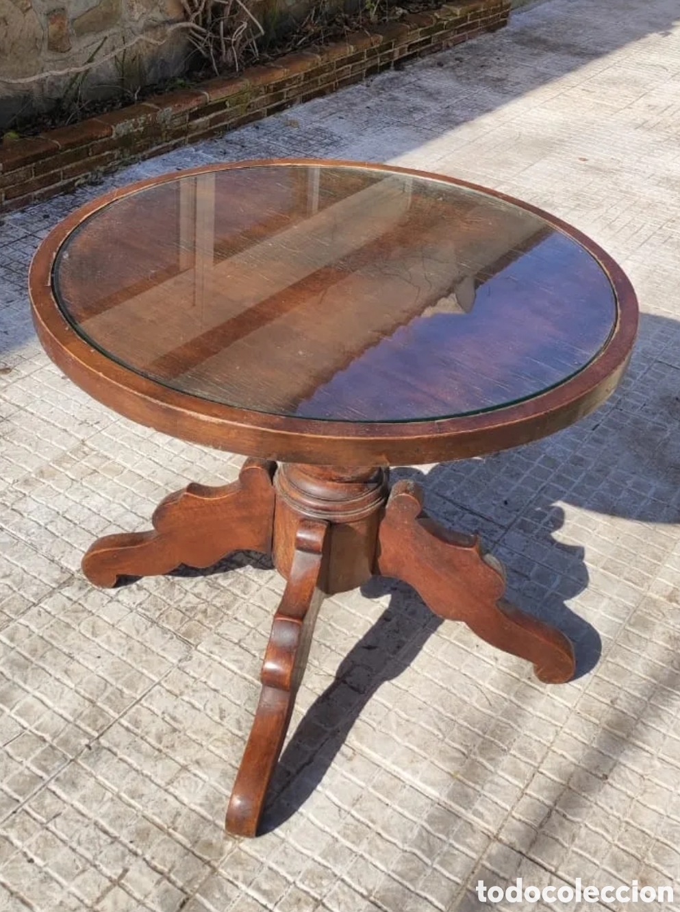 Antig&uuml;edades: Mesa de madera redonda con cristal - Foto 2