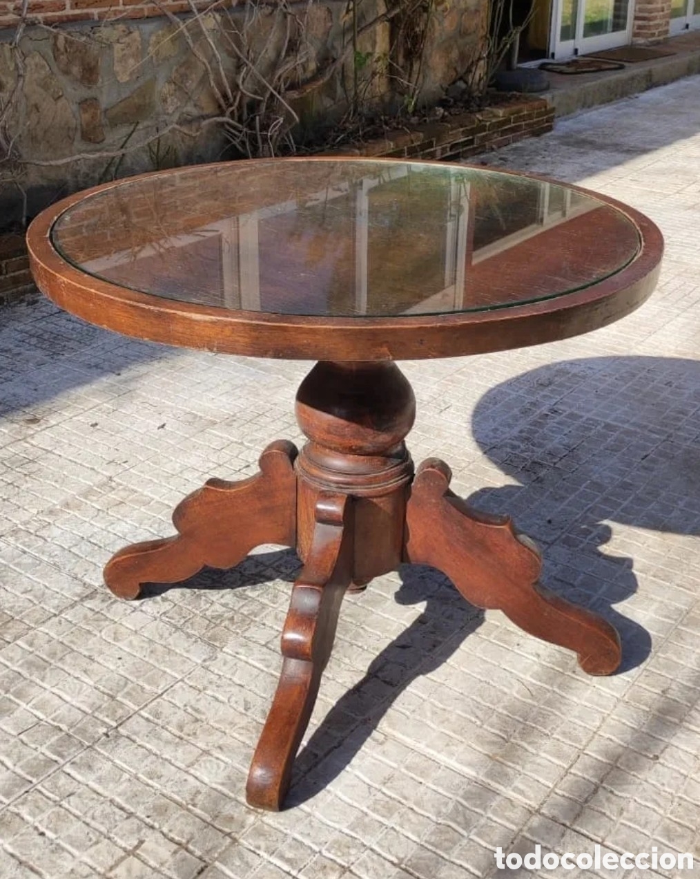 Antig&uuml;edades: Mesa de madera redonda con cristal - Foto 1