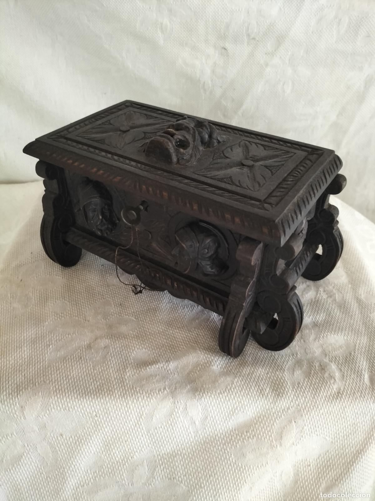 Antig&uuml;edades: CAJA ANTIGUA DE MADERA TALLADA (RELIEVES). - Foto 1