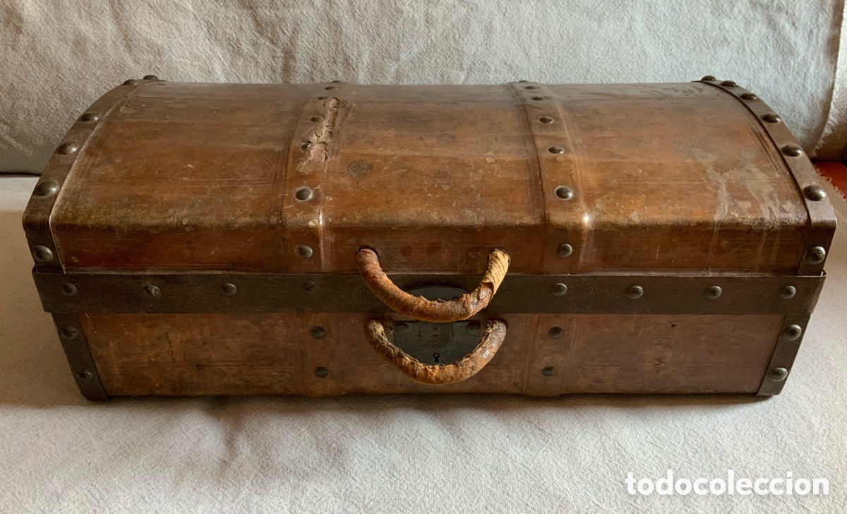 Antig&uuml;edades: Maleta de viaje siglo XIX cuero, hierro e interior de madera. Ba&uacute;l.