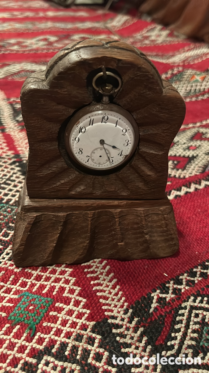 Antig&uuml;edades: Reloj en soporte de madera - Foto 1