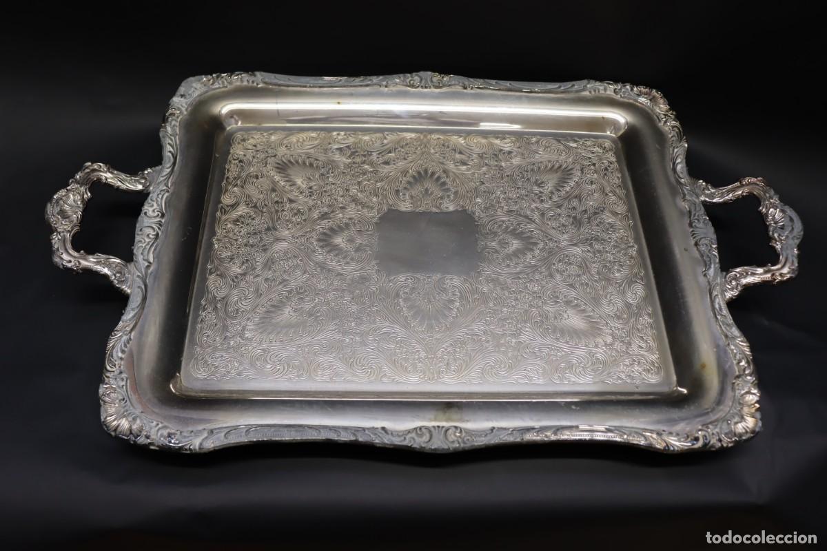 Antig&uuml;edades: Bandeja rectangular de metal plateado con asas y patitas - Foto 1