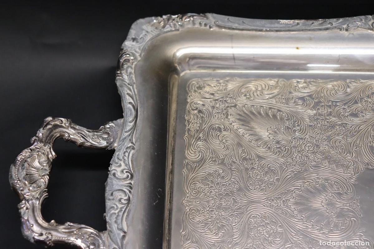 Antig&uuml;edades: Bandeja rectangular de metal plateado con asas y patitas - Foto 3