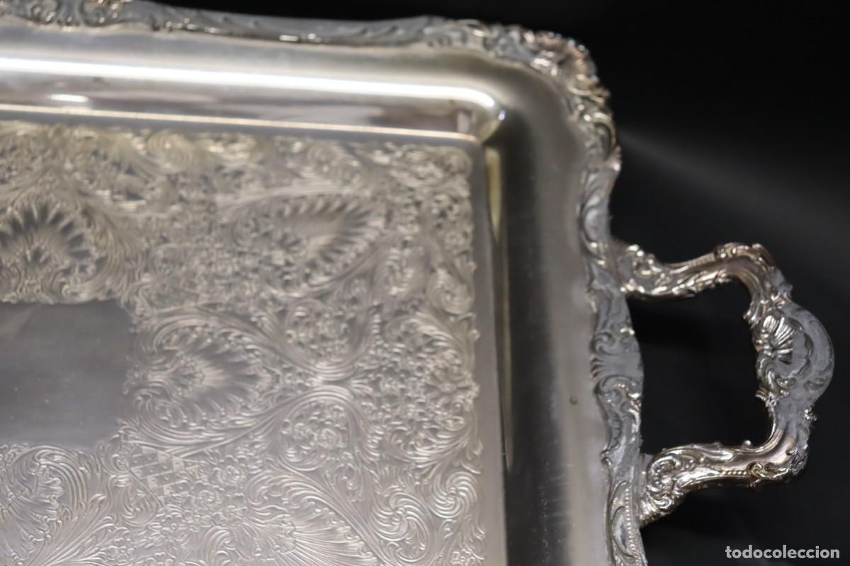 Antig&uuml;edades: Bandeja rectangular de metal plateado con asas y patitas - Foto 4