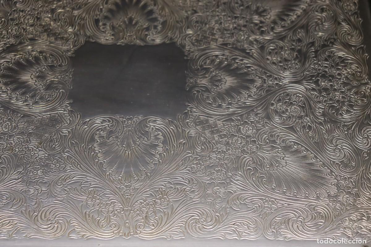 Antig&uuml;edades: Bandeja rectangular de metal plateado con asas y patitas - Foto 5