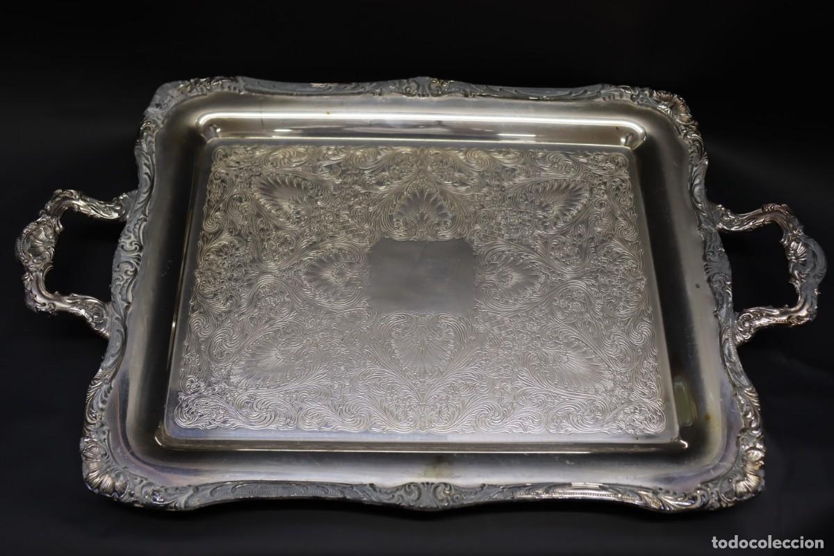 Antig&uuml;edades: Bandeja rectangular de metal plateado con asas y patitas - Foto 6