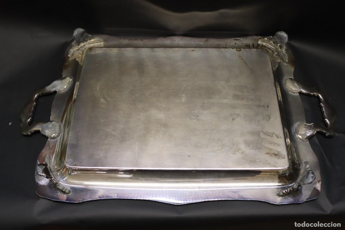 Antig&uuml;edades: Bandeja rectangular de metal plateado con asas y patitas - Foto 7
