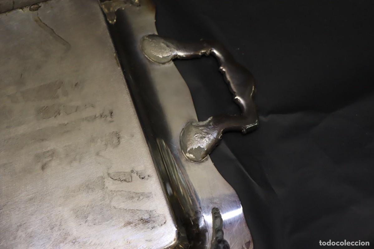Antig&uuml;edades: Bandeja rectangular de metal plateado con asas y patitas - Foto 8