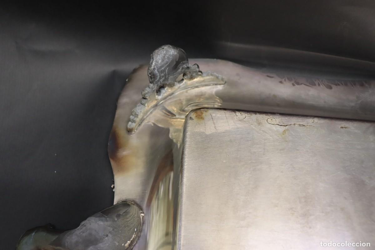 Antig&uuml;edades: Bandeja rectangular de metal plateado con asas y patitas - Foto 9