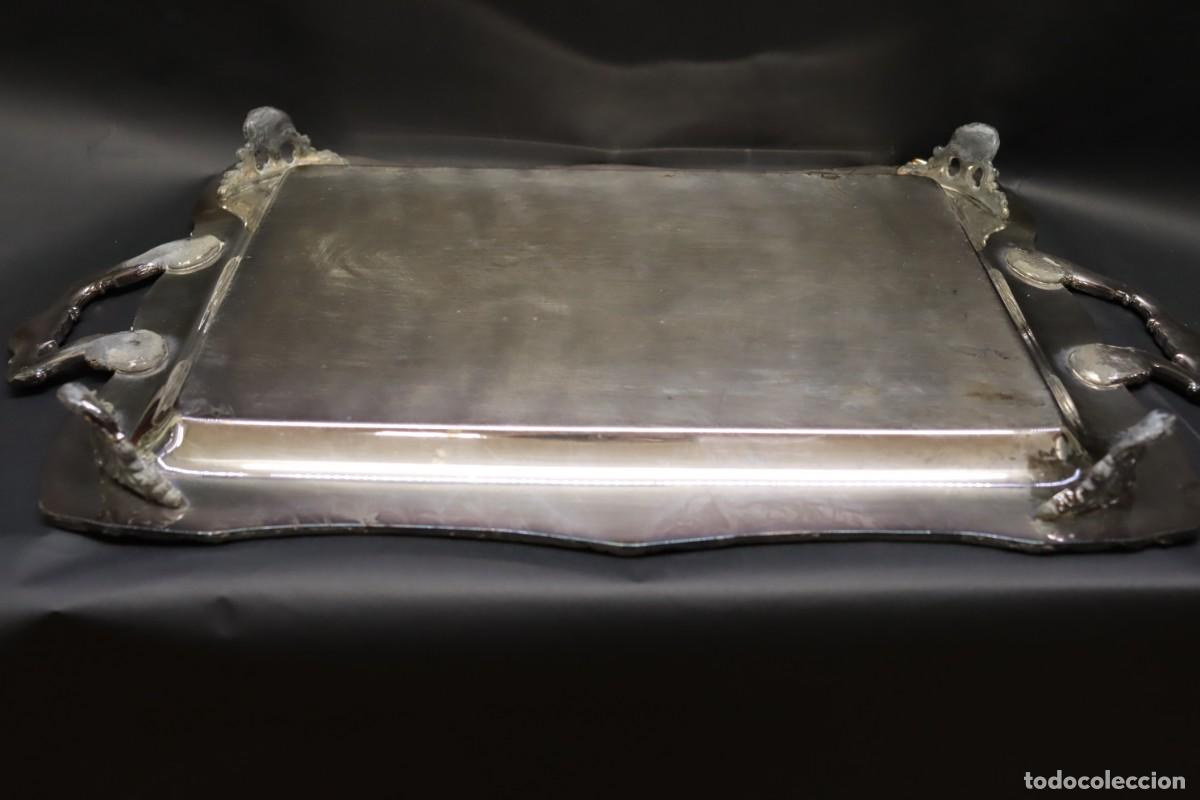 Antig&uuml;edades: Bandeja rectangular de metal plateado con asas y patitas - Foto 10