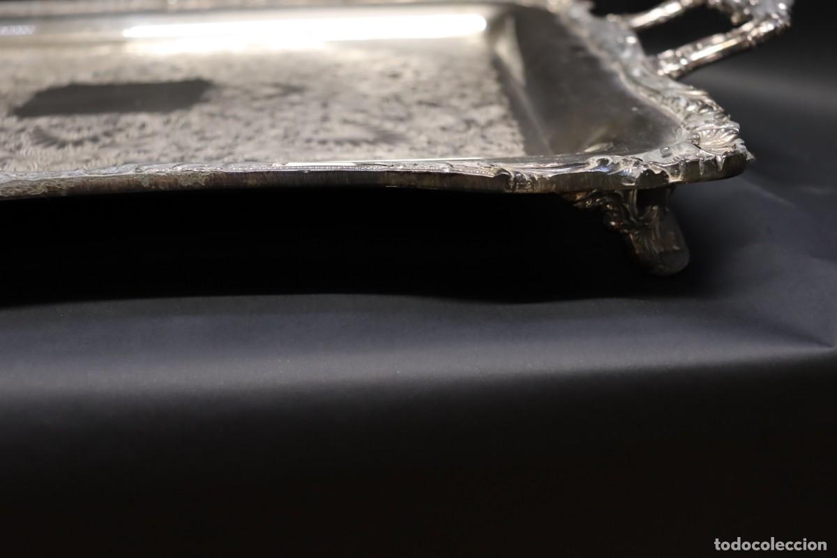 Antig&uuml;edades: Bandeja rectangular de metal plateado con asas y patitas - Foto 11