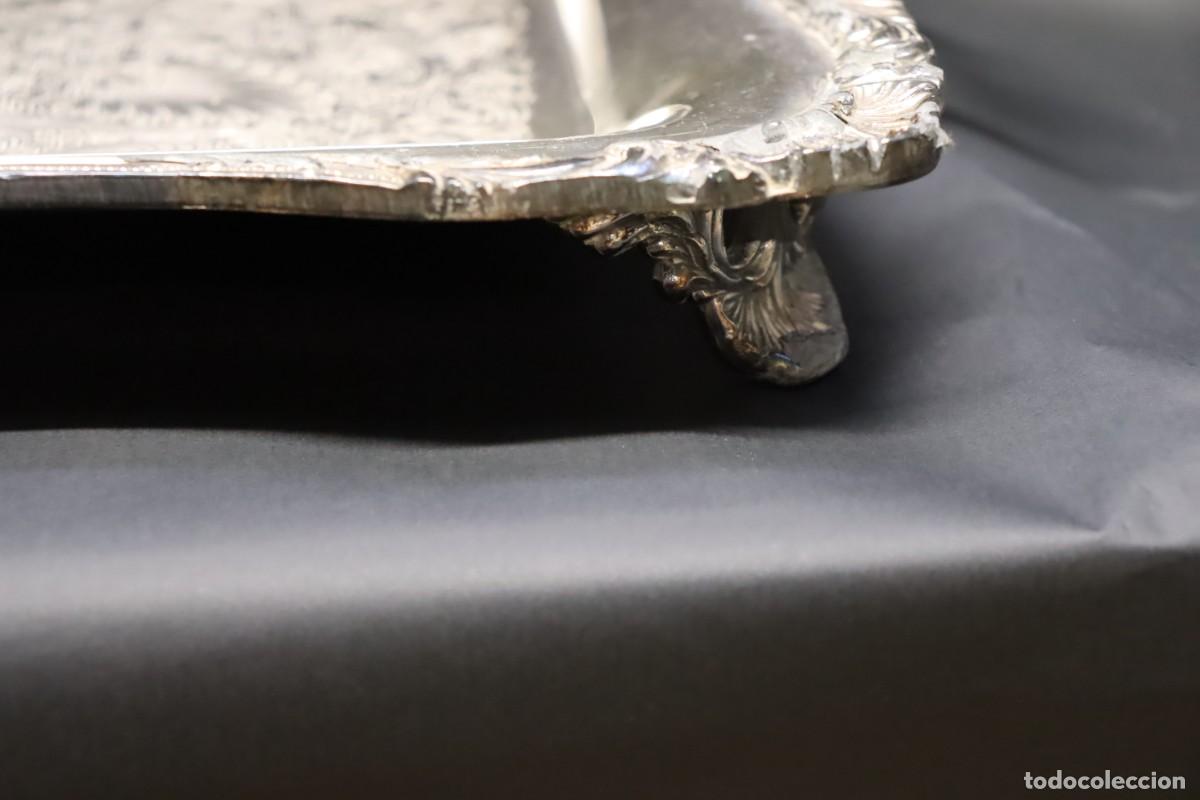 Antig&uuml;edades: Bandeja rectangular de metal plateado con asas y patitas - Foto 12