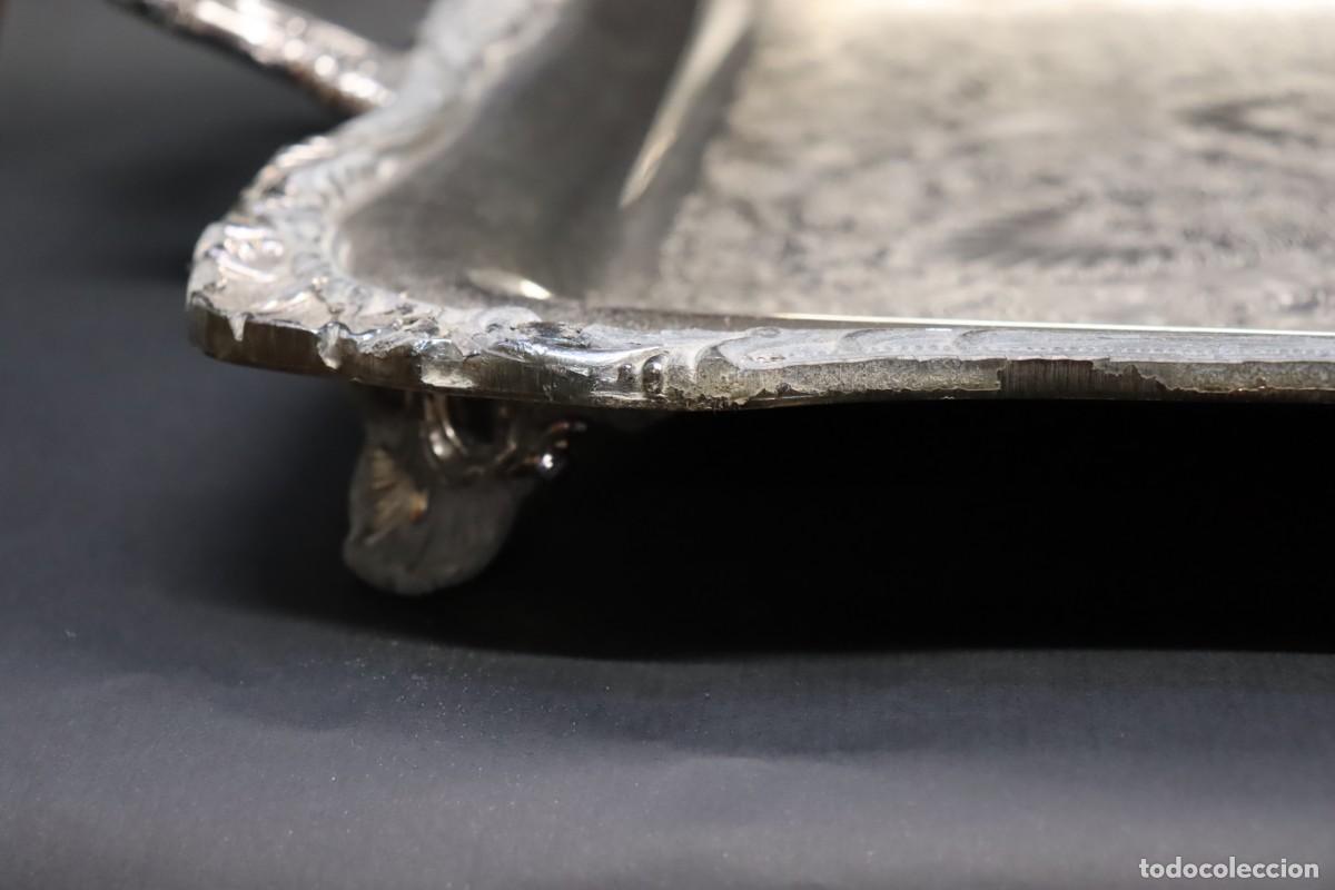 Antig&uuml;edades: Bandeja rectangular de metal plateado con asas y patitas - Foto 13