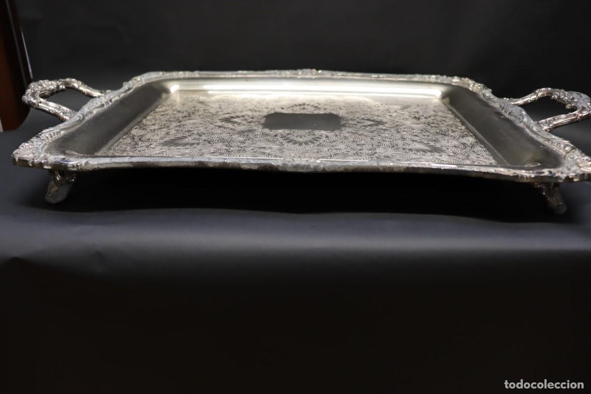 Antig&uuml;edades: Bandeja rectangular de metal plateado con asas y patitas - Foto 14