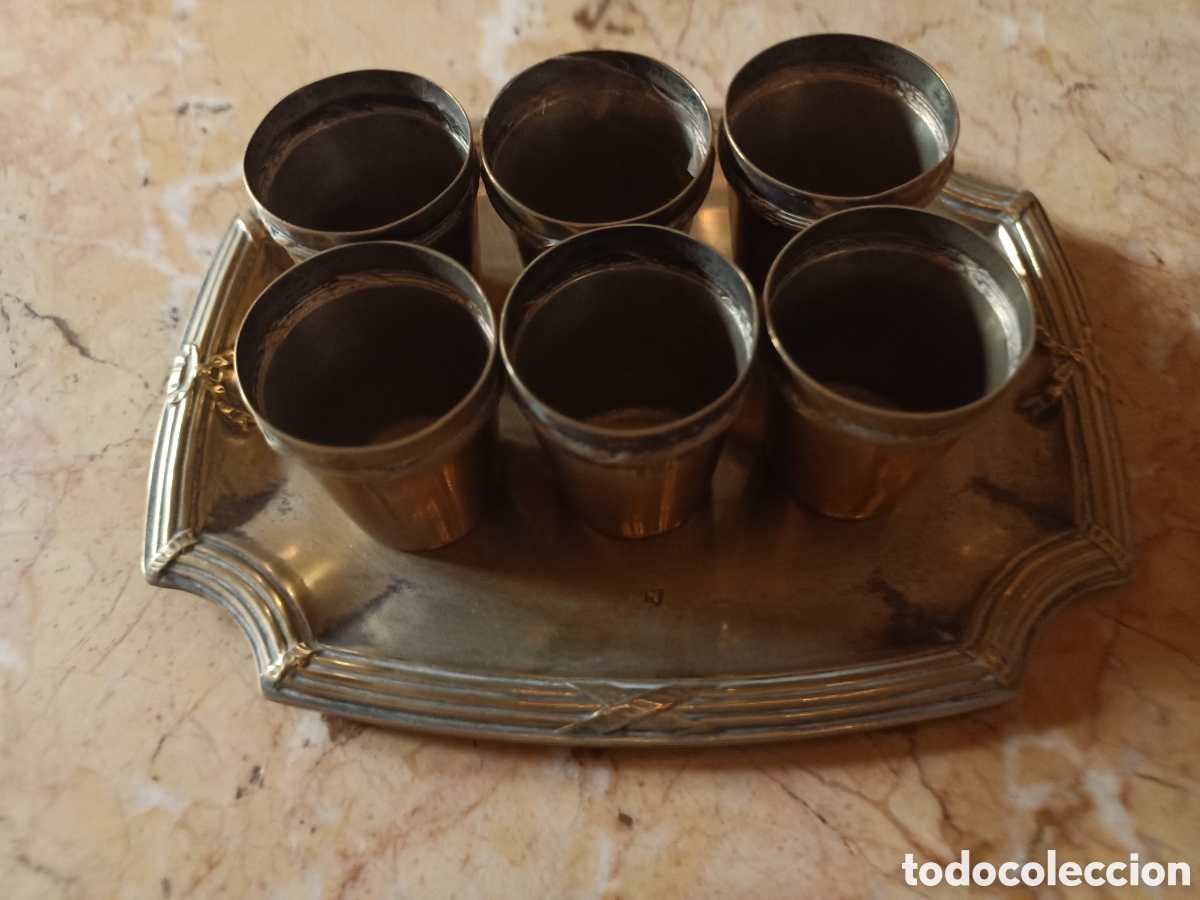 Antig&uuml;edades: Bandeja con seis vasos peque&ntilde;os - Foto 1