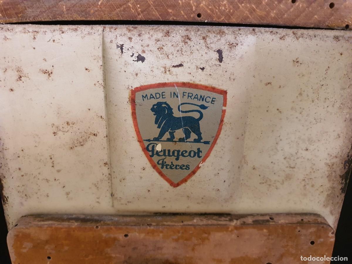 Antig&uuml;edades: Antiguo molinillo Peugeot. - Foto 2