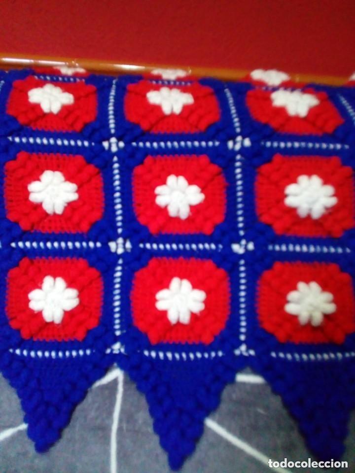 Antig&uuml;edades: COBERTOR PARA SOFA O CAMA HECHO DE GANCHILLOS - Foto 1