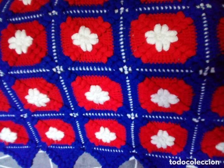 Antig&uuml;edades: COBERTOR PARA SOFA O CAMA HECHO DE GANCHILLOS - Foto 2