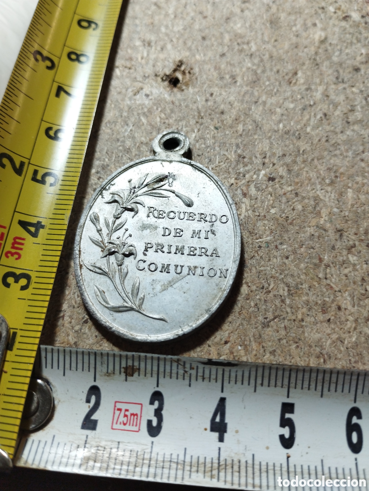 Antig&uuml;edades: Medalla de la primera comuni&oacute;n de aluminio - Foto 2