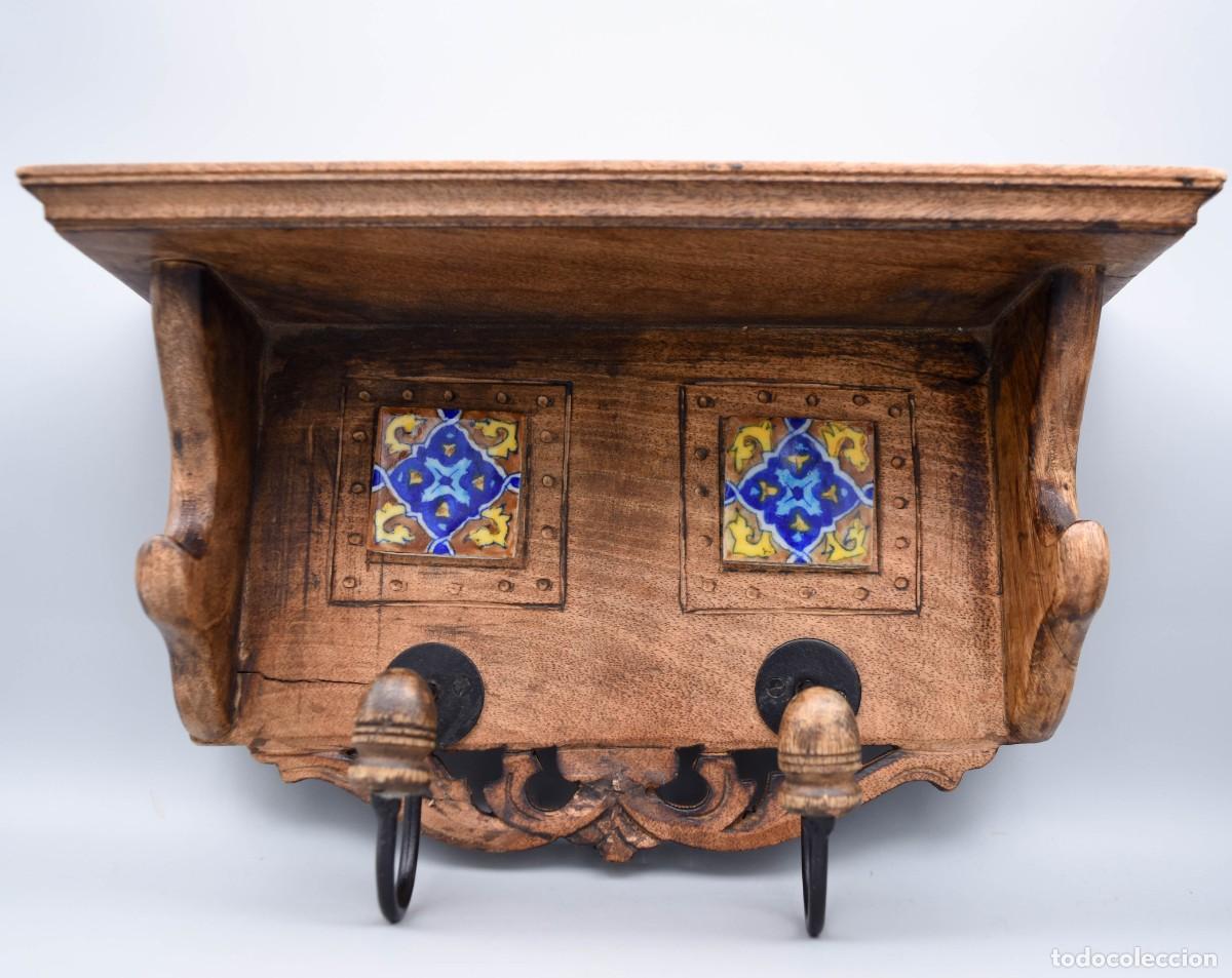 Antig&uuml;edades: Perchero de madera decorado con azulejos - Foto 2