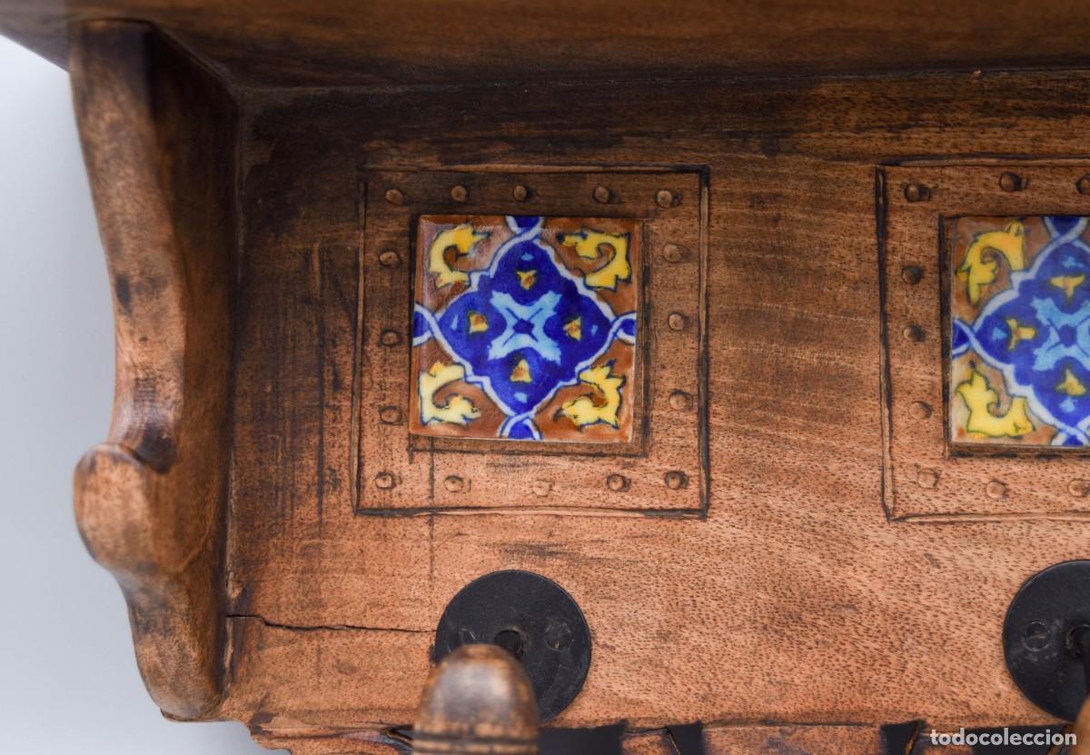 Antig&uuml;edades: Perchero de madera decorado con azulejos - Foto 4