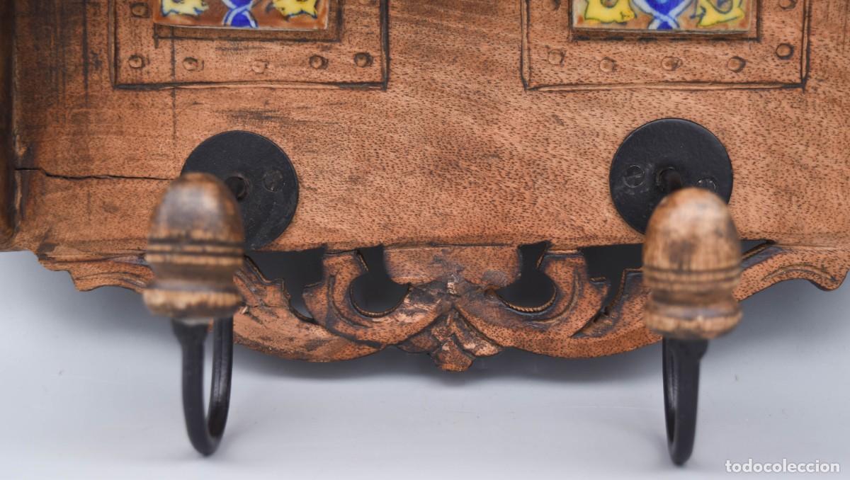 Antig&uuml;edades: Perchero de madera decorado con azulejos - Foto 5