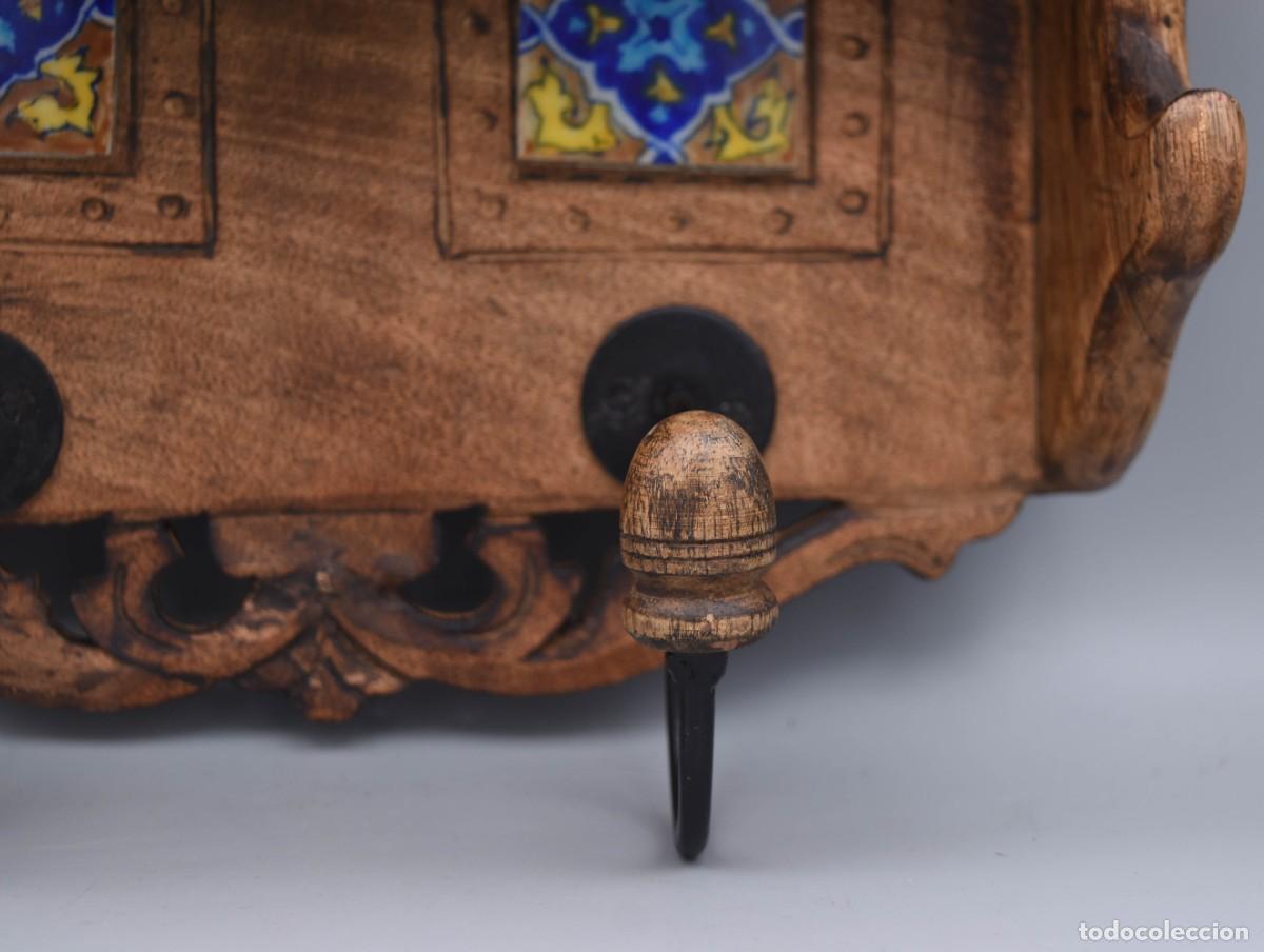 Antig&uuml;edades: Perchero de madera decorado con azulejos - Foto 6