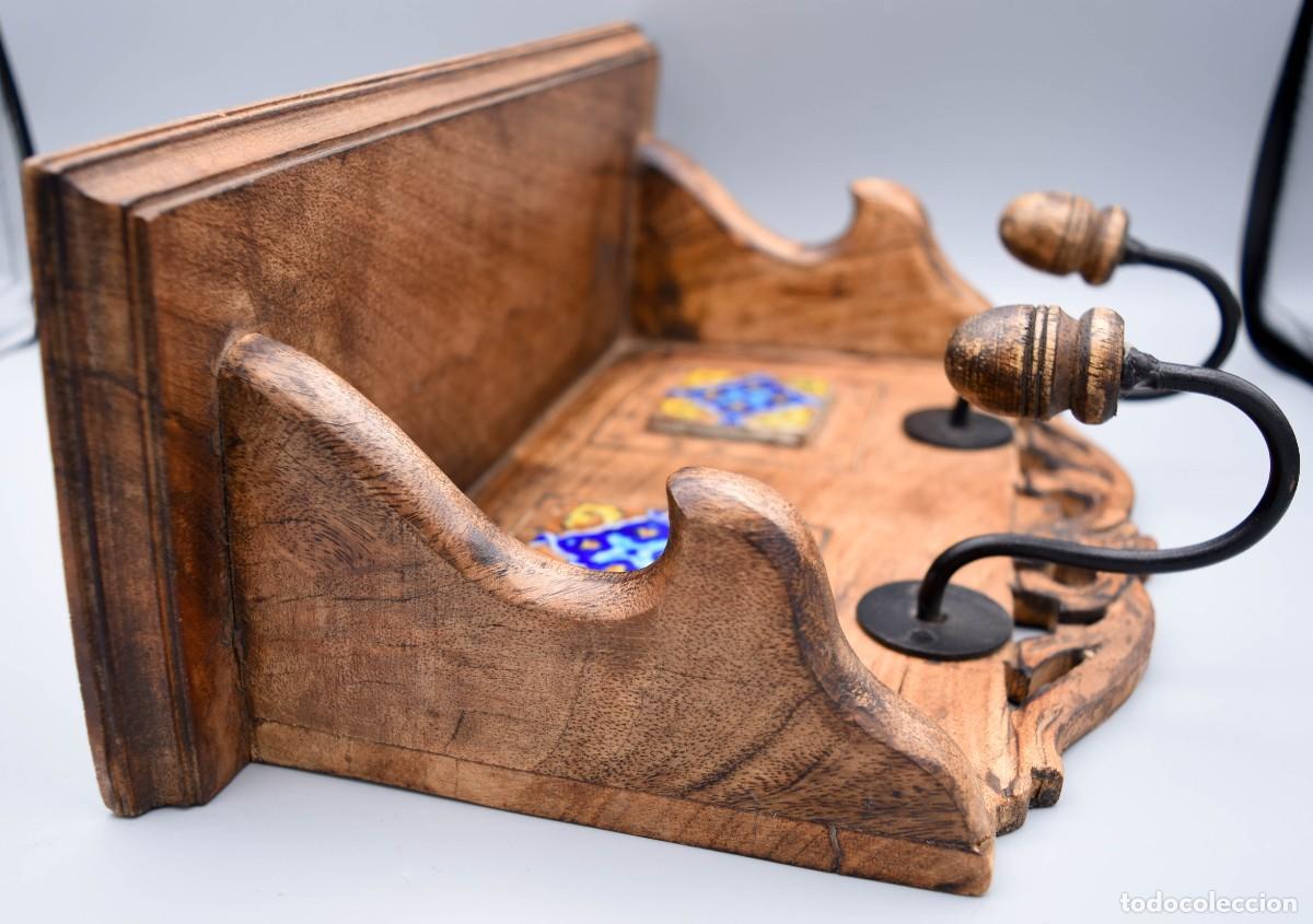 Antig&uuml;edades: Perchero de madera decorado con azulejos - Foto 7