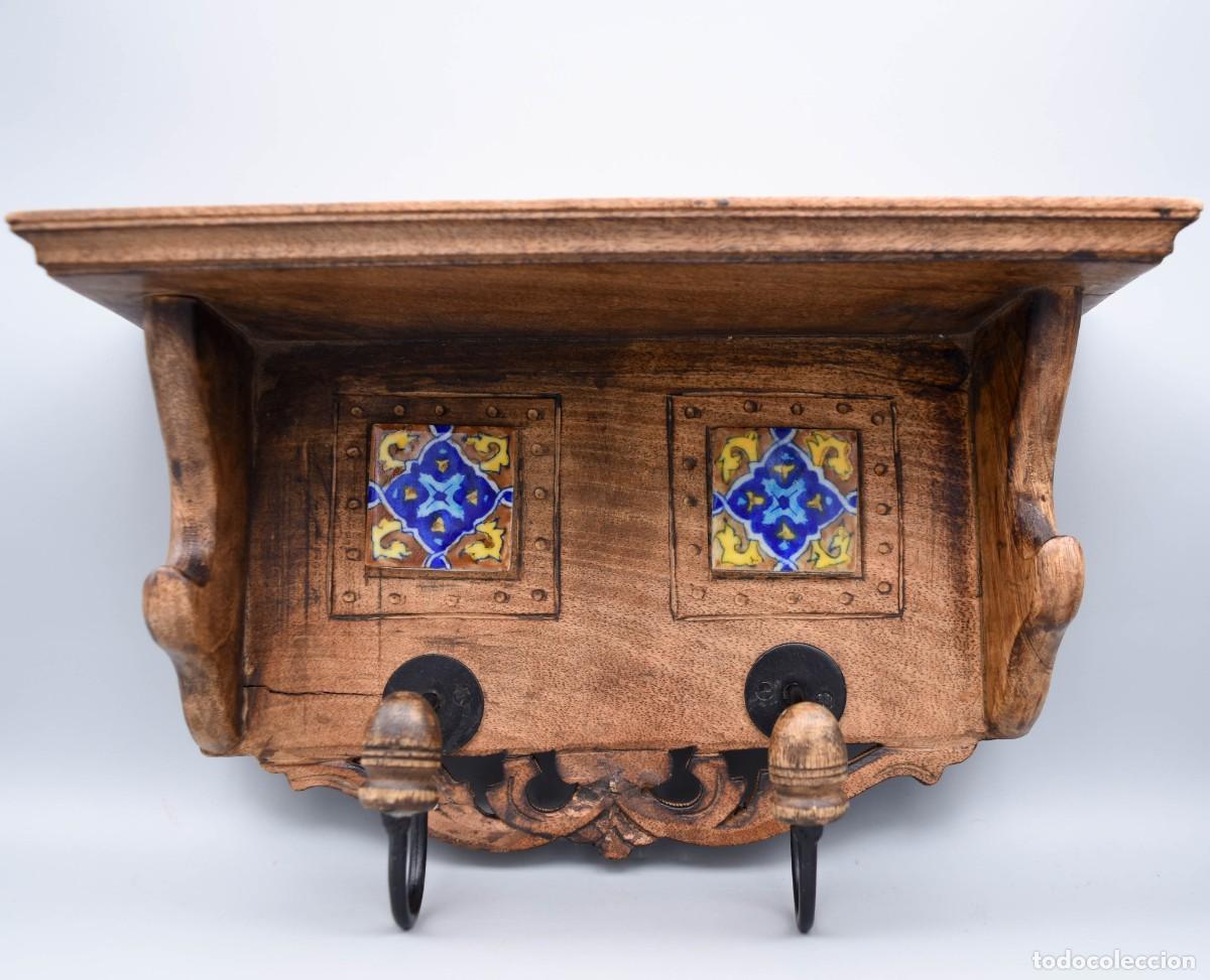 Antig&uuml;edades: Perchero de madera decorado con azulejos - Foto 9