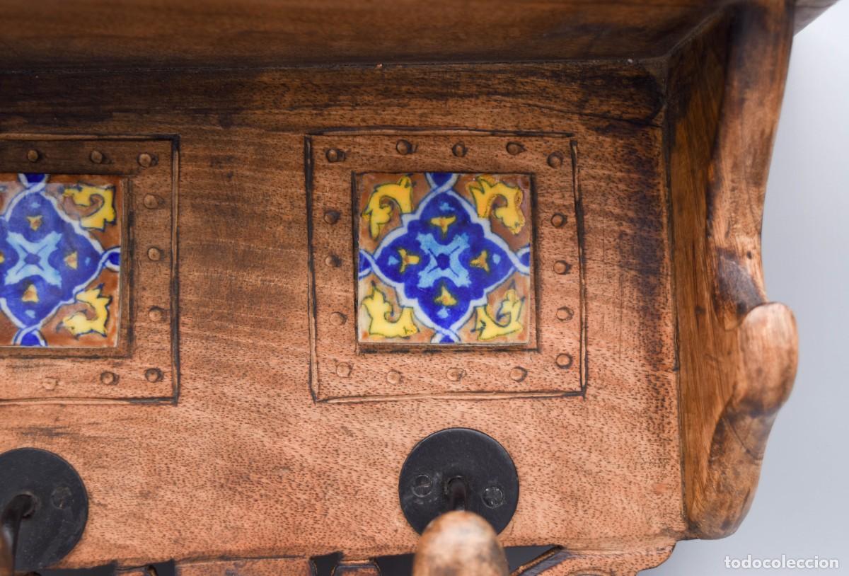 Antig&uuml;edades: Perchero de madera decorado con azulejos - Foto 10