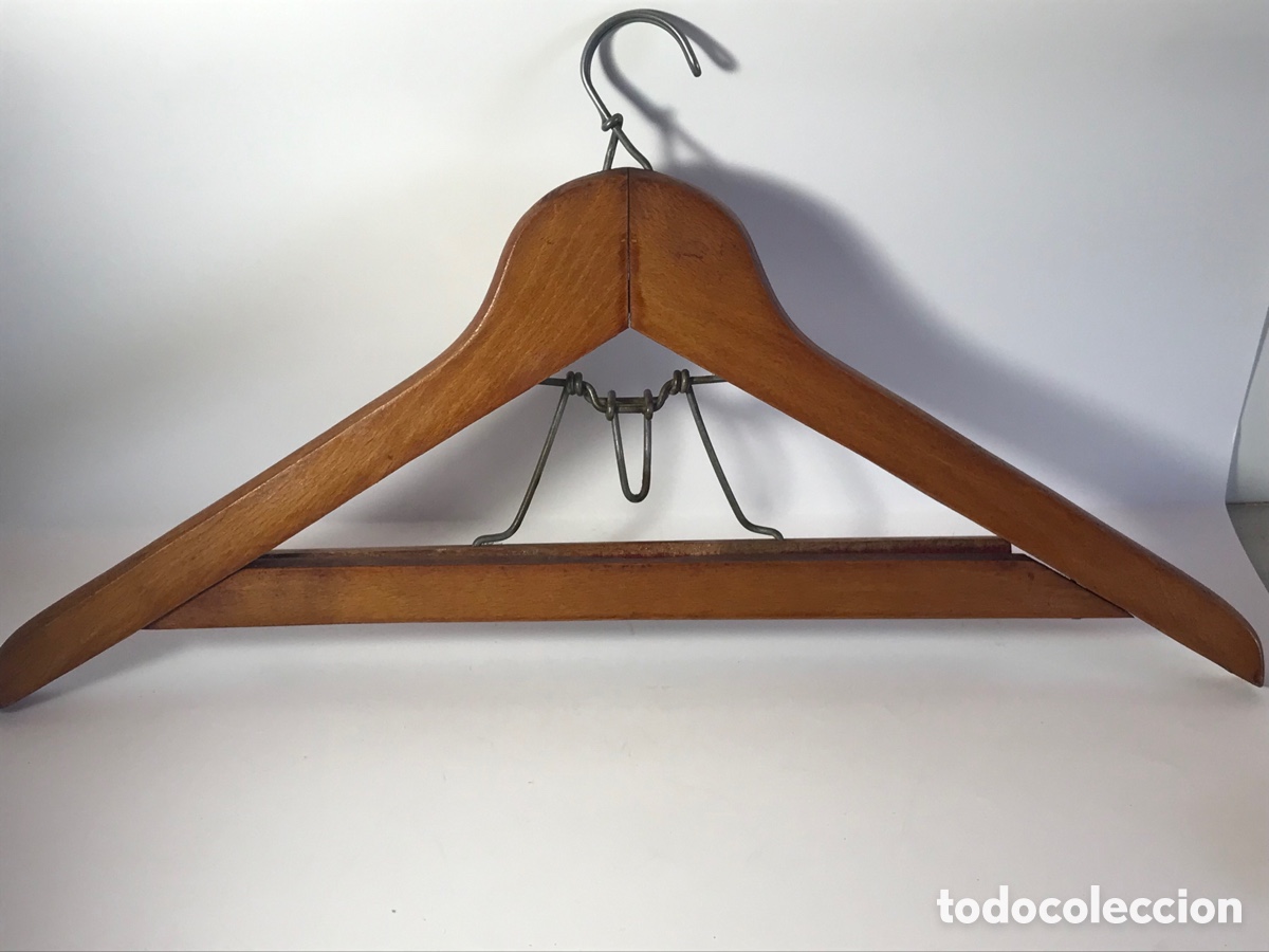 Antig&uuml;edades: Antigua percha de madera y metal - Foto 1