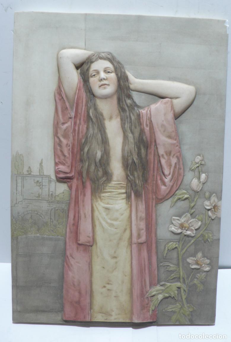 Antig&uuml;edades: placa de porcelana con mujer - Foto 1