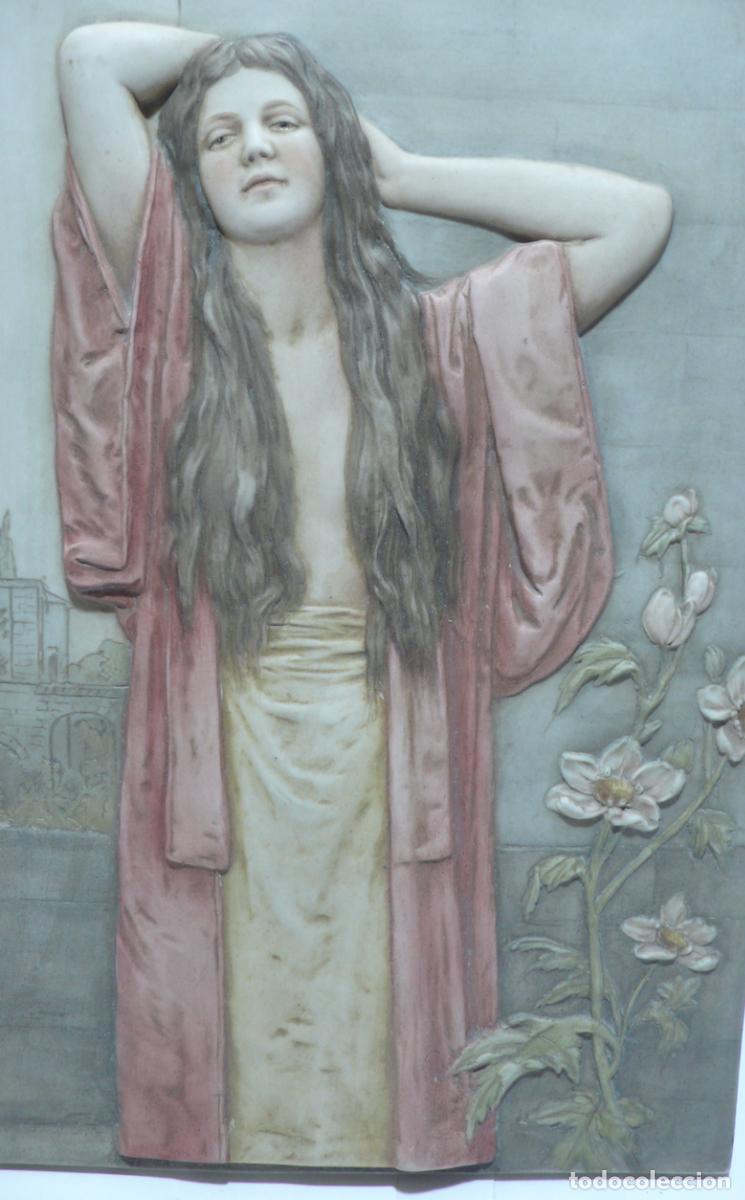 Antig&uuml;edades: placa de porcelana con mujer - Foto 2