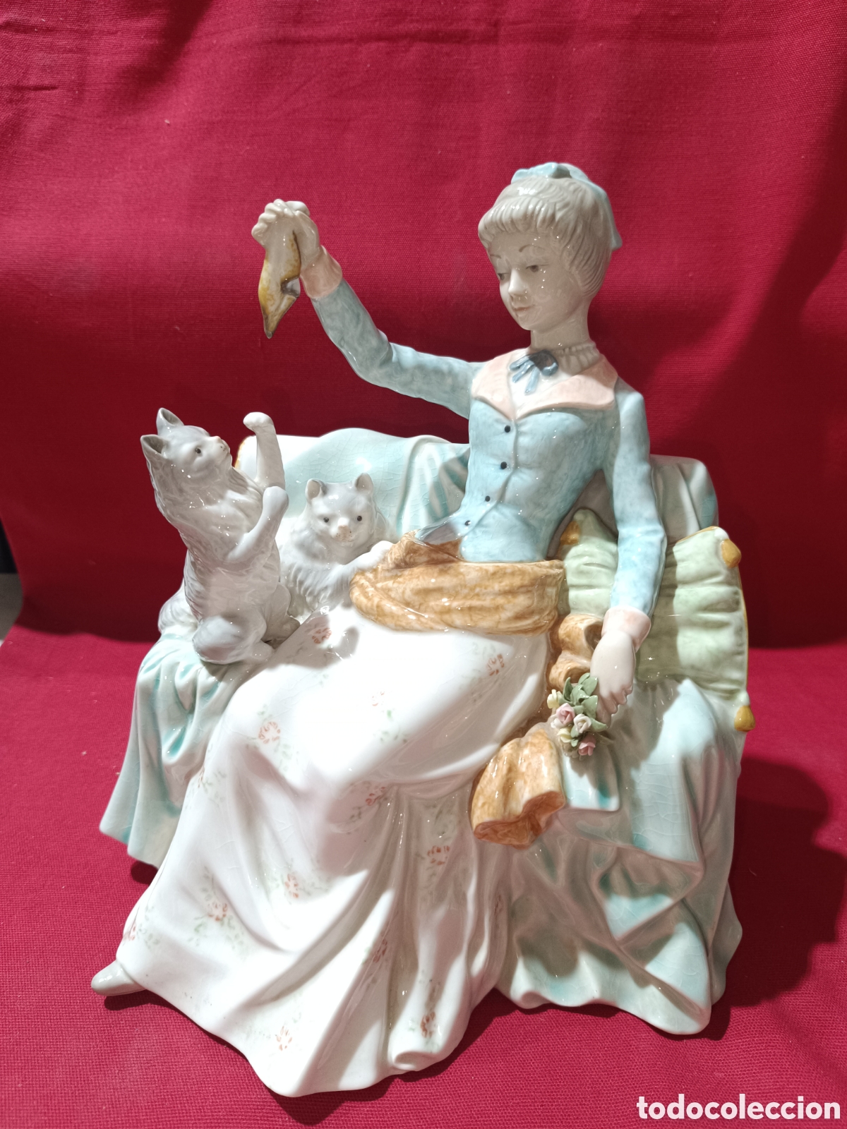 Antig&uuml;edades: Figura mujer de &eacute;poca o arist&oacute;crata jugando con gatos marcada GRAFYTEN S.A.