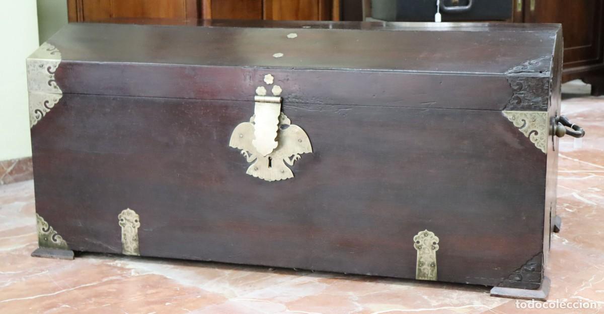 Antig&uuml;edades: Arc&oacute;n de madera ebonizada con herrajes y cantoneras de plata - Foto 1
