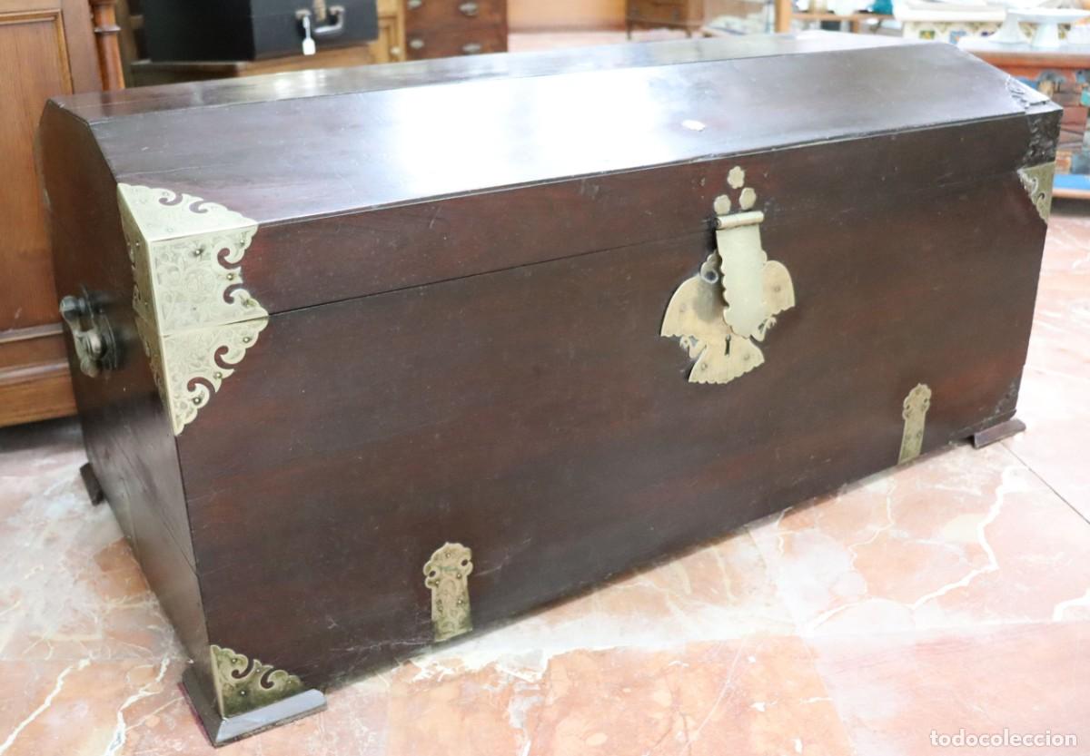 Antig&uuml;edades: Arc&oacute;n de madera ebonizada con herrajes y cantoneras de plata - Foto 2