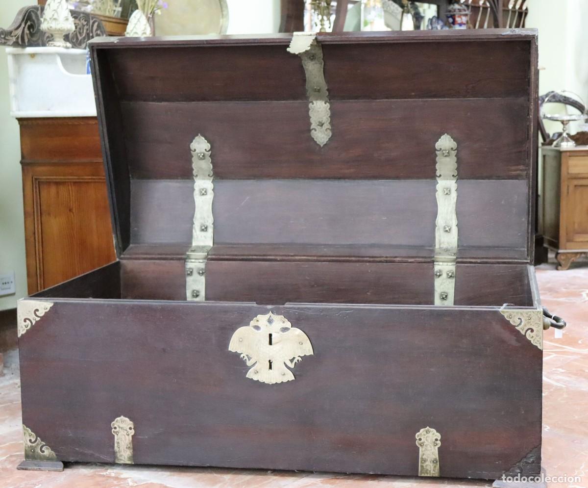 Antig&uuml;edades: Arc&oacute;n de madera ebonizada con herrajes y cantoneras de plata - Foto 3