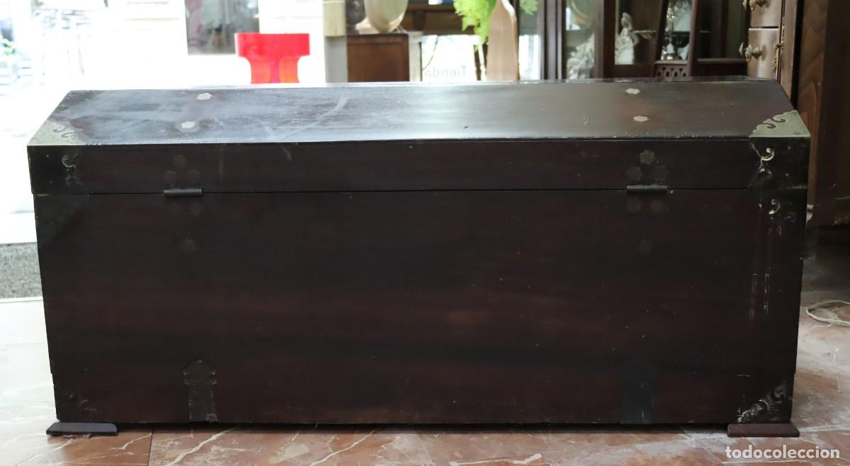 Antig&uuml;edades: Arc&oacute;n de madera ebonizada con herrajes y cantoneras de plata - Foto 4