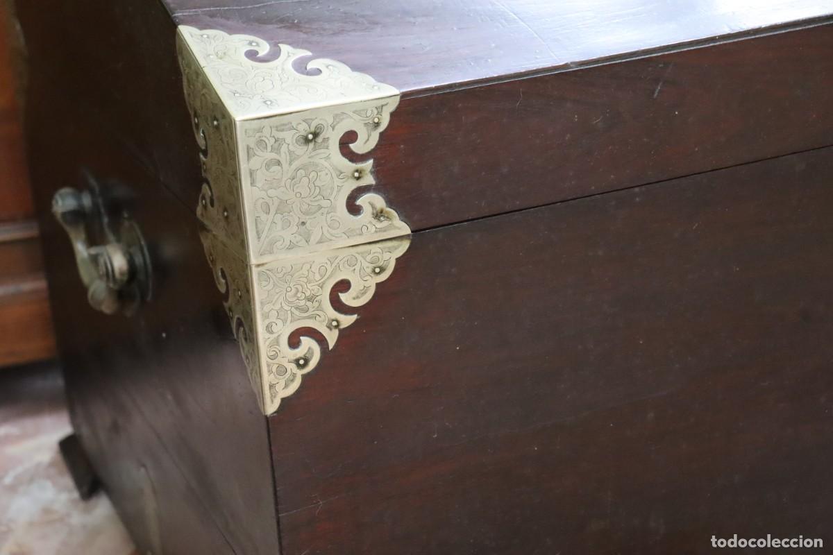 Antig&uuml;edades: Arc&oacute;n de madera ebonizada con herrajes y cantoneras de plata - Foto 5