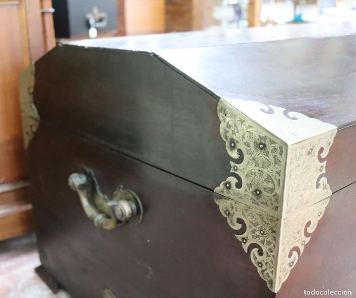 Antig&uuml;edades: Arc&oacute;n de madera ebonizada con herrajes y cantoneras de plata - Foto 6