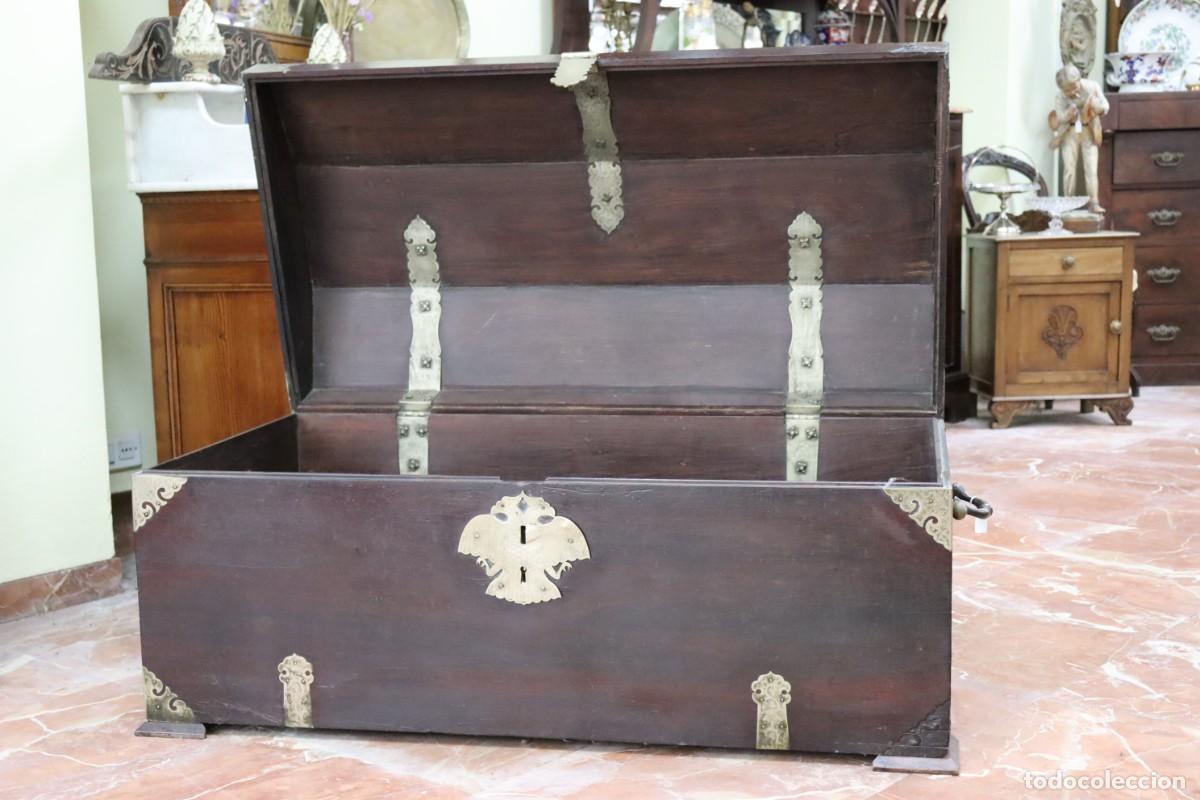 Antig&uuml;edades: Arc&oacute;n de madera ebonizada con herrajes y cantoneras de plata - Foto 8